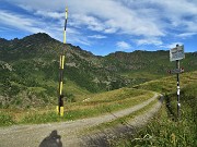 09 Imbocco e seguo il segnavia 110 su stradetta sterrata in discesa per lago-diga di Valmora